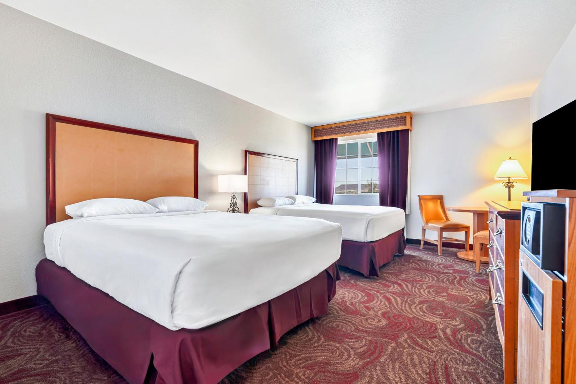 2 Queen Beds - Pool View
